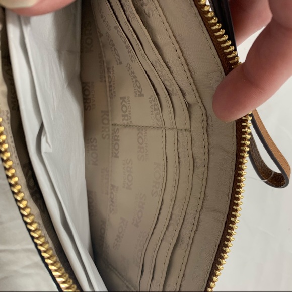 Michael Kors leather Wristlet 10x6 - Picture 3 of 5